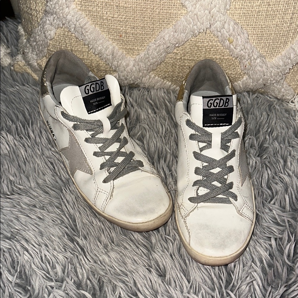 White and Gray High-Top Sneakers with Textured Finish GGDB SÚPER ESTAR💝